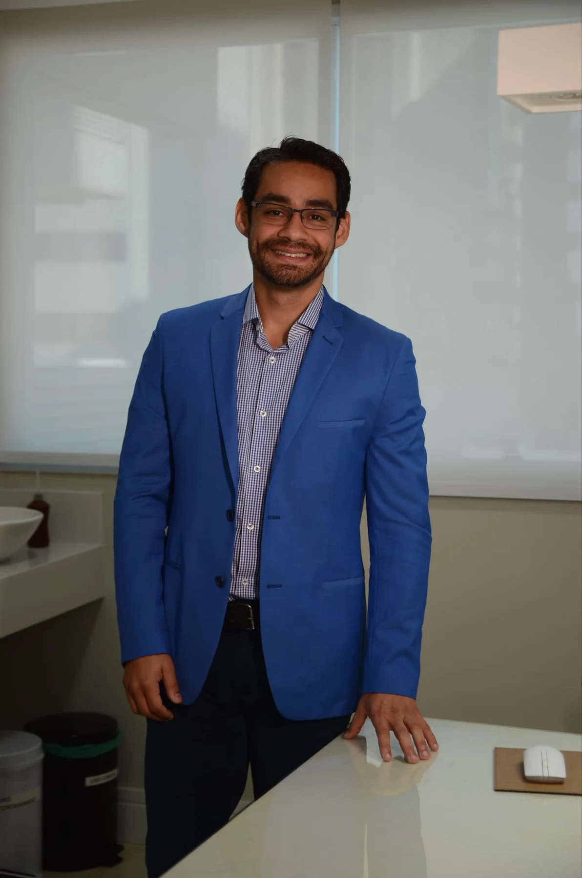 Dr. Raphael Eler em seu consultório