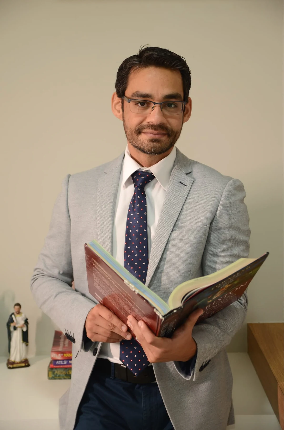 Dr. Raphael Eler em seu consultório, olhando diretamente para a câmera